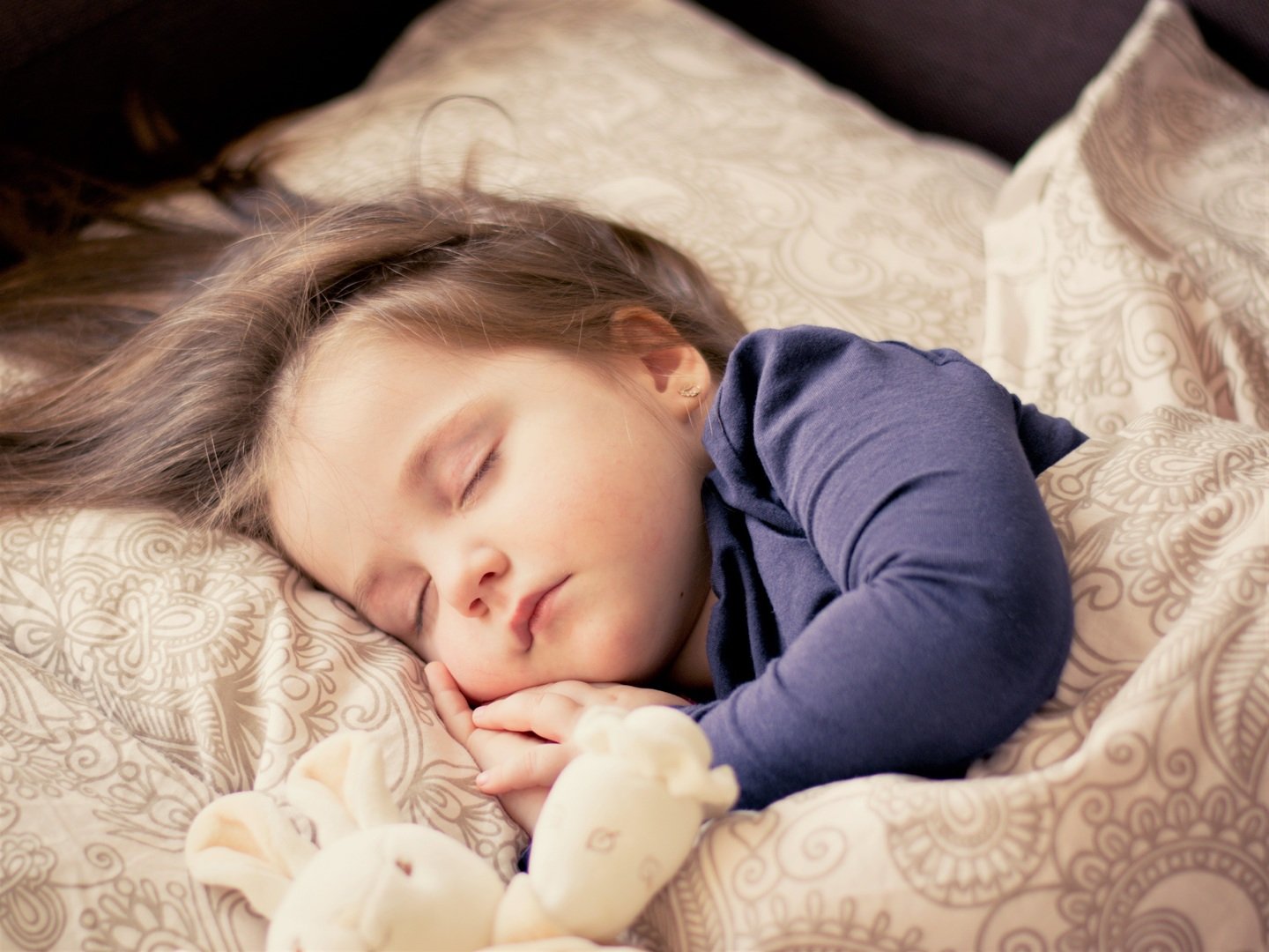 Ler antes de dormir: 10 motivos para incorporar o hábito ao ritual do sono