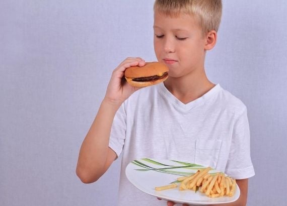 criança comendo