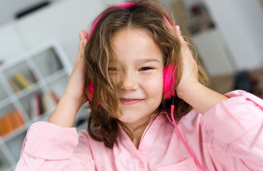 7 brincadeiras com música para fazer em casa