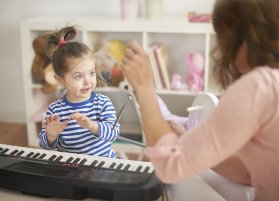 Quais são os benefícios das brincadeiras com música para as crianças?