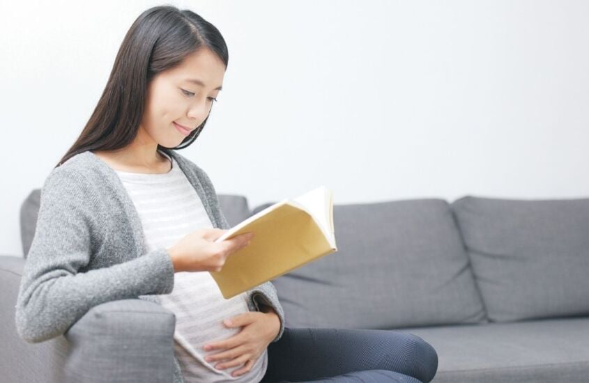8 livros para ler na gravidez com o bebê: veja a importância da leitura antes do nascimento